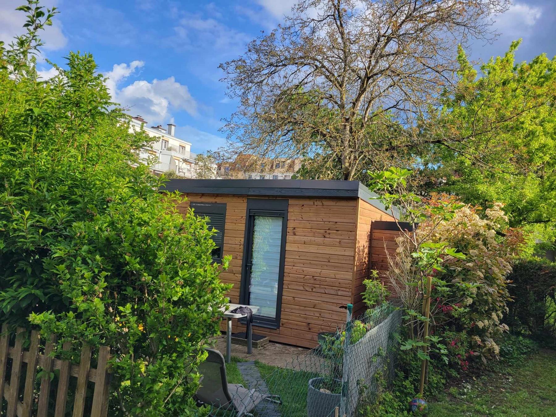 Le studio de jardin en bois de mélèze, entouré de verdure